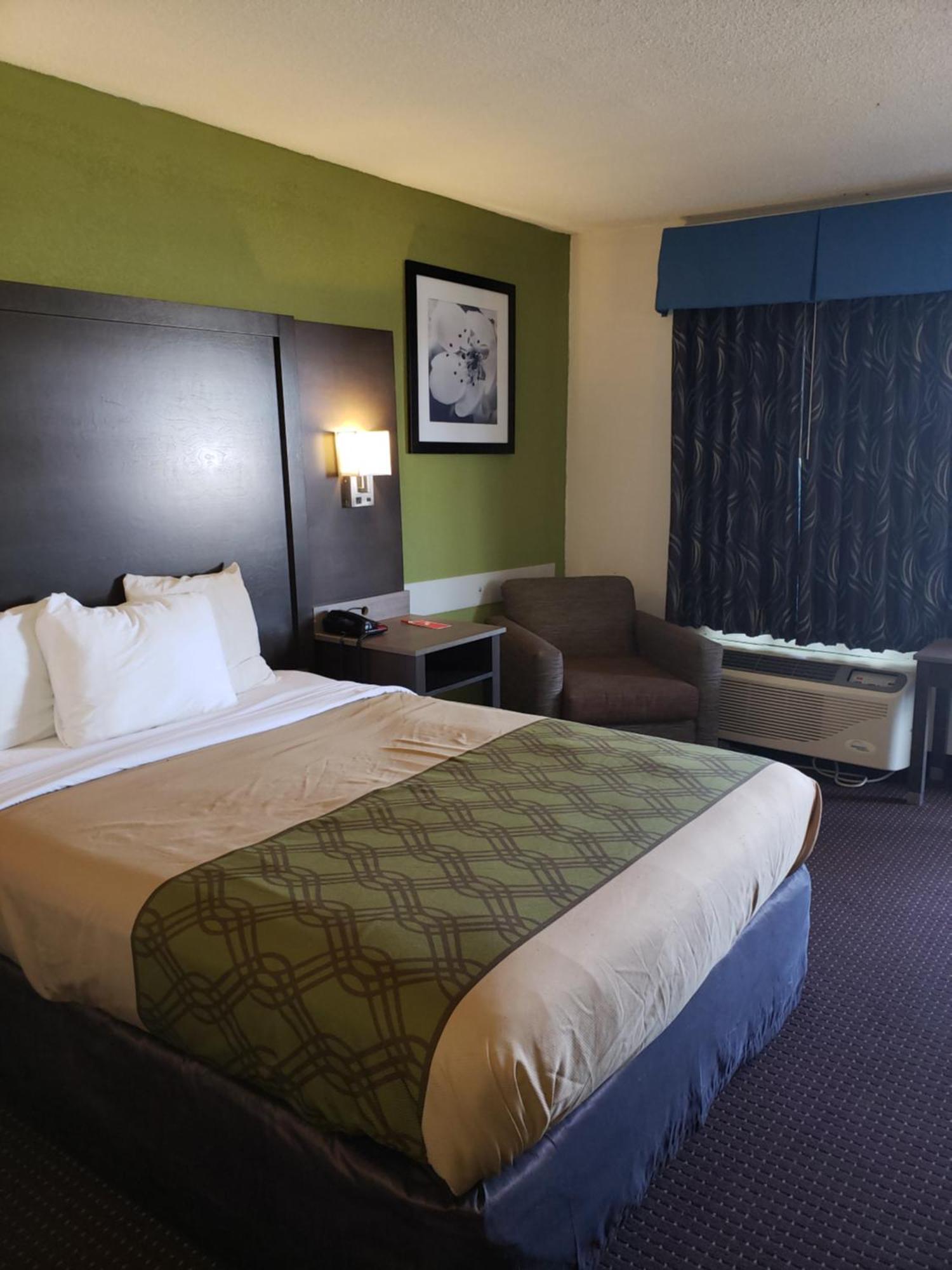 Econo Elizabeth Lodge *